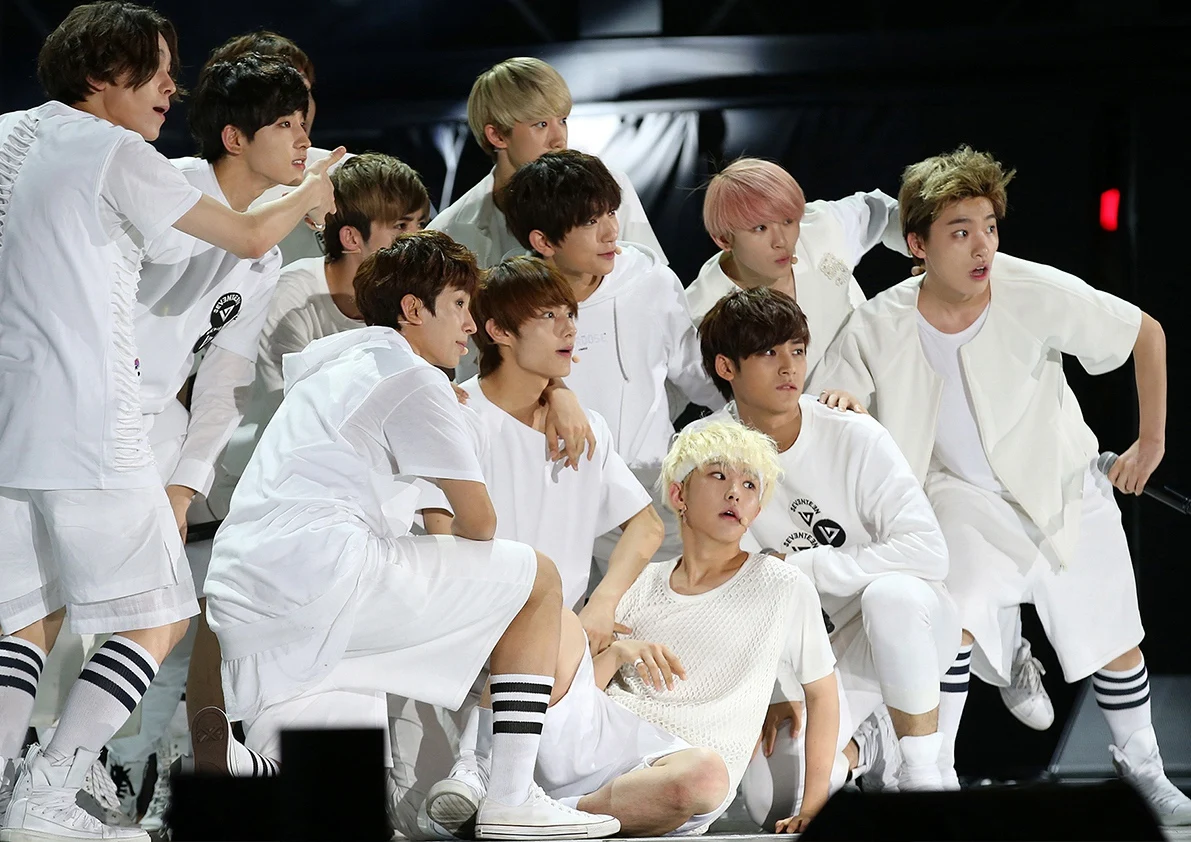 K-POP, 17 плакатов, белая бумага с покрытием, прозрачные печатные плакаты, домашний декоративный Рисунок для бара, наклейки на стену - Цвет: S010