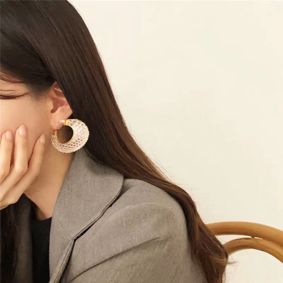 Женские серьги кольца с кристаллами белые акриловые золотого цвета