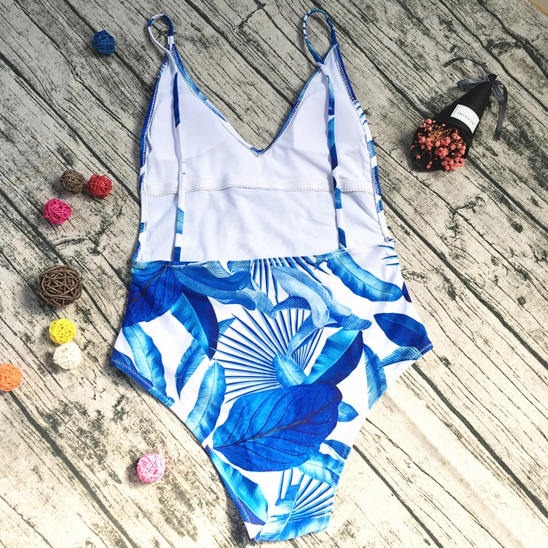 Слитный купальник с листьями и цветочным принтом низким вырезом на боку открытой