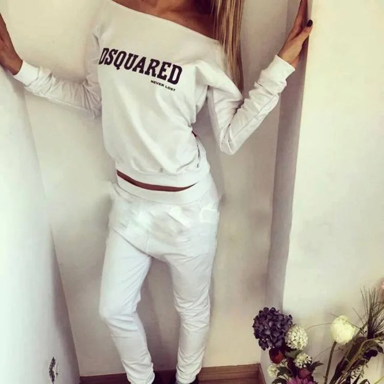 Топ спортивные костюмы женские. Украшения под спортивный костюм. Украшения к спортивному костюму. Декор спортивного костюма. Белый спортивный костюм женский с футболкой.