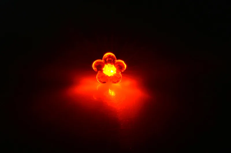 Женские серьги гвоздики в виде лепестков цветка сливы|Серьги-гвоздики| |