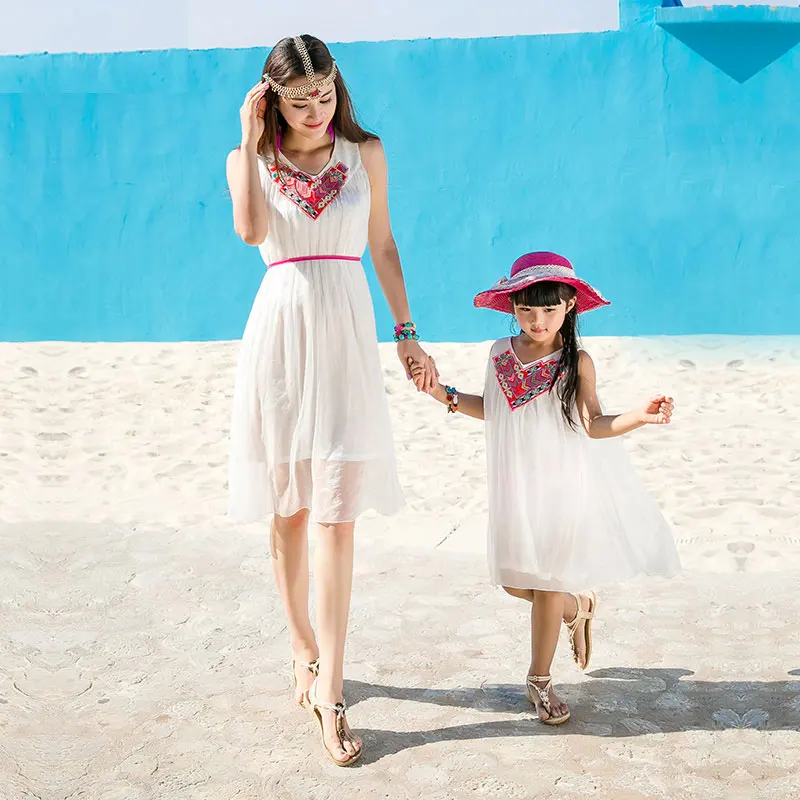 Семейные одинаковые платья для мамы и дочки в богемном стиле с V-образным вырезом