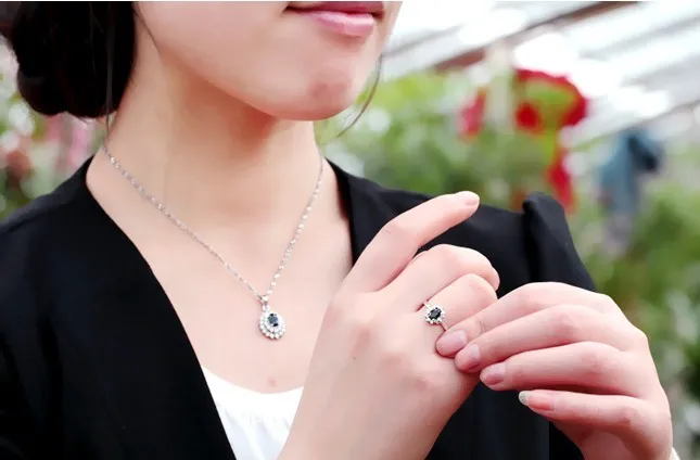 Женский ювелирный комплект из кольца и сережек серебра 925 пробы с натуральным