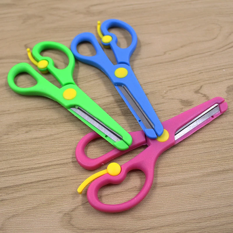 Трехцветные ножницы из нержавеющей стали для школьников детские с защитой от - Фото №1
