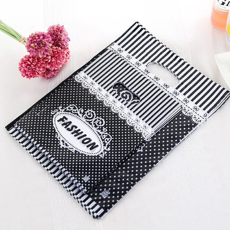 

100pcs/lot 15x20cm Black White"Fashion" Pattern Plastic Handle Gift Bags New Style Wedding Gift Bags Packaging Bags With Hnadle
