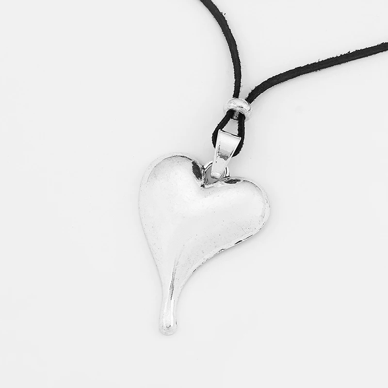 Ожерелья серебряного цвета с большим сердцем и длинными черными подвесками из
