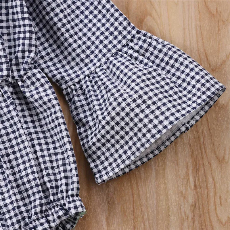 Модный наряд с длинными расклешенными рукавами и открытыми плечами для