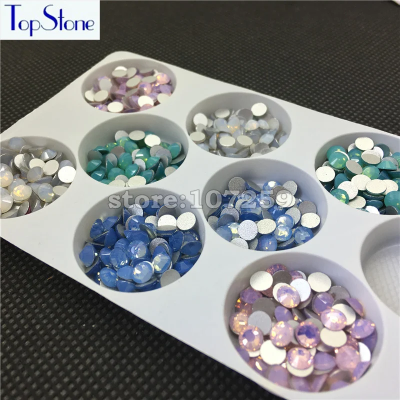 Круглые блестящие стразы с белыми опаловыми кристаллами не требующие горячей