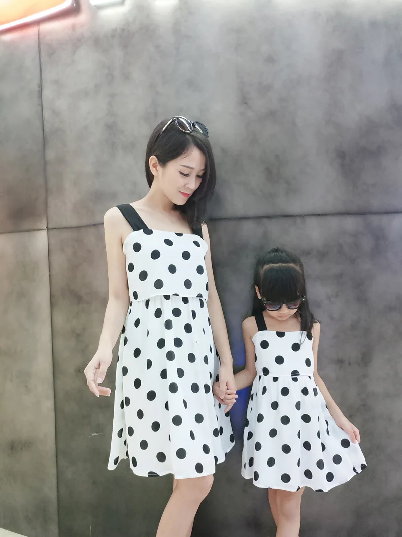 Летняя одежда 2019 семейный образ шифоновые платья в горошек для мамы и дочки
