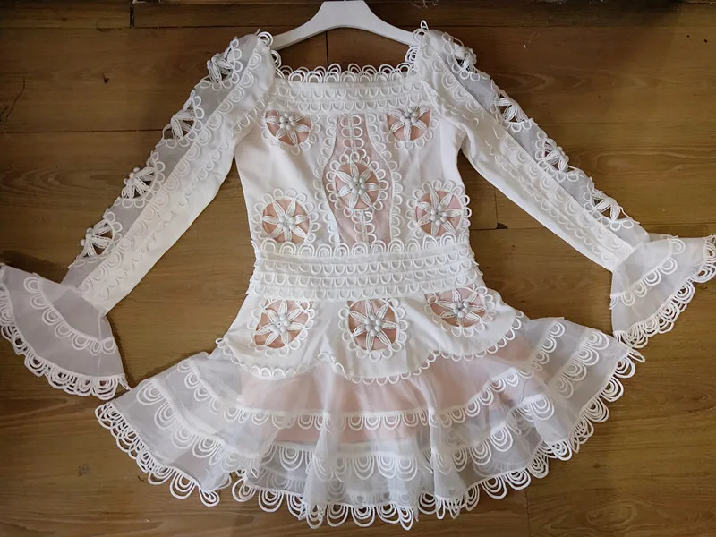 2018 летние Подиумные платья белого/черного цвета с вышивкой и длинными рукавами