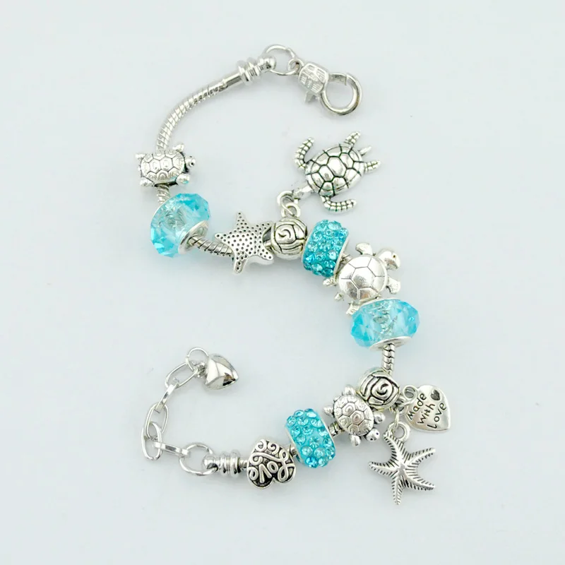Женский браслет с бусинами шармами в пляжном стиле голубым стеклом и кристаллами