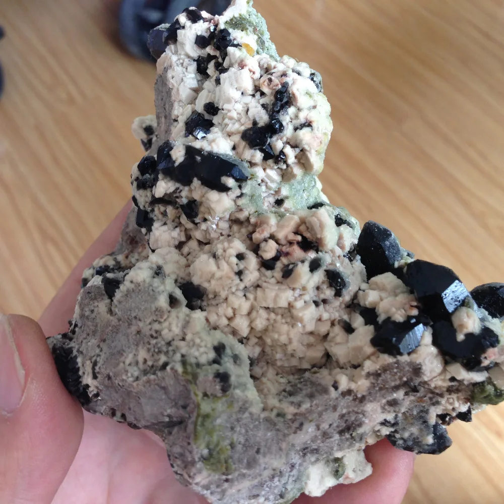 356 г натуральный черный кристалл и feldspar смешанный кластер образцы минералов