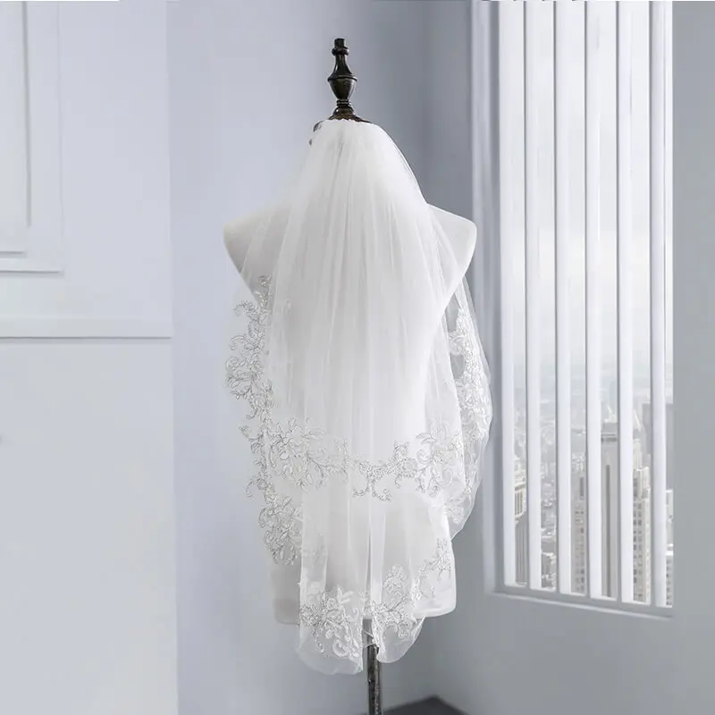 Короткая свадебная фата двухслойная белая Фата с гребнем и аппликацией из