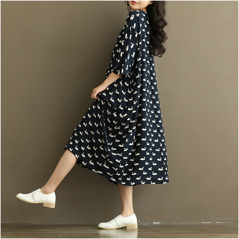 Женское летнее платье черное Хлопковое с принтом лебедя и о вырезом свободное