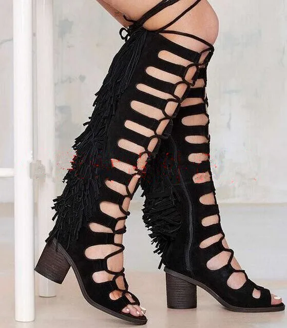 Женские летние замшевые сапоги с вырезами квадратным каблуком и молнией сзади