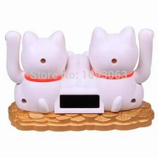 Семейный счастливый кот Манеки Neko на солнечных батареях японское китайское