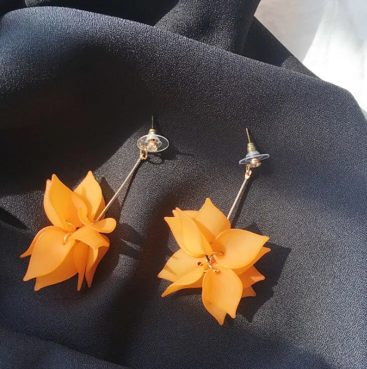 Женские акриловые серьги-капельки в виде лепестков