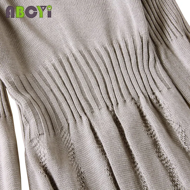 Женское трикотажное платье свитер средней длины серое/черное с V образным