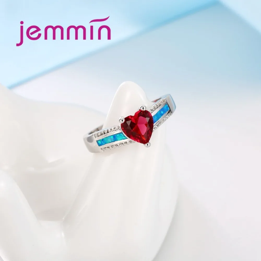 Женское кольцо из серебра 925 пробы с треугольным красным кристаллом и голубым