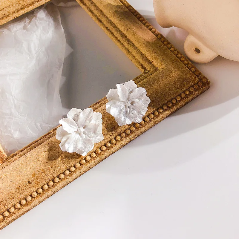 Простые серьги гвоздики с белыми цветами для девочек женские модные аксессуары