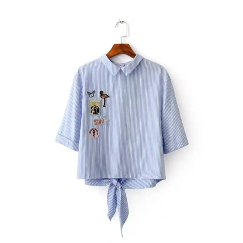 Модные женские рубашки в полоску с узелком на подоле украшенные нашивками блузка