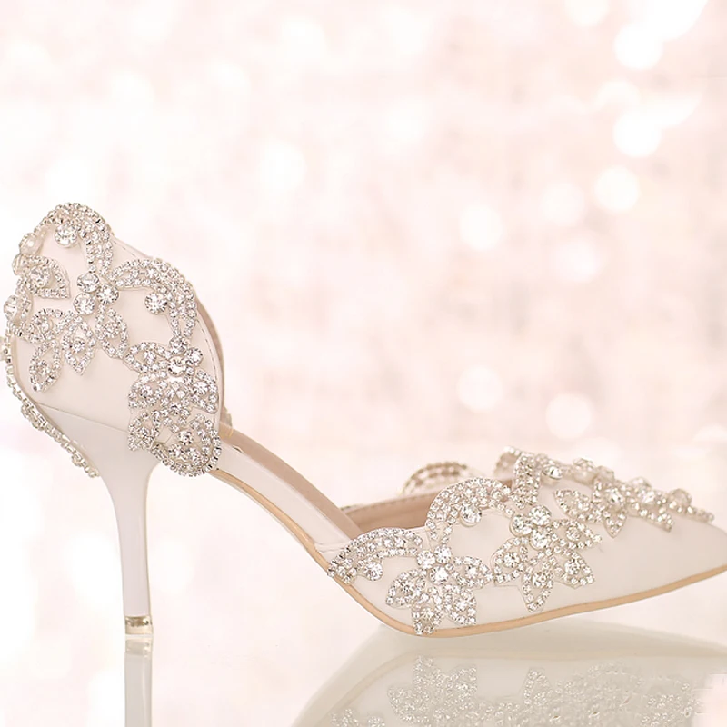 Белые свадебные туфли со стразами и пряжкой на ремешке удобные с острым носком 3