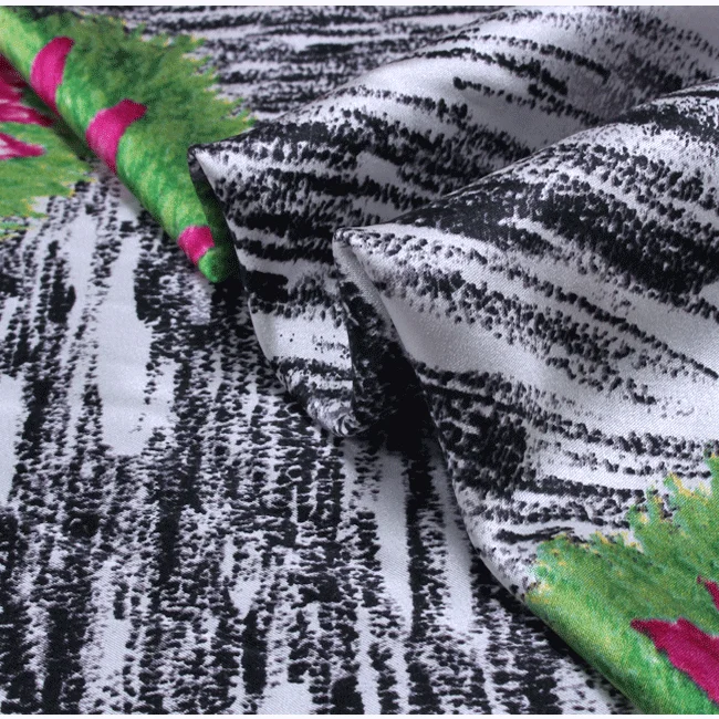 Шелковая эластичная атласная ткань с принтом красных цветов лотоса Ширина 132 см