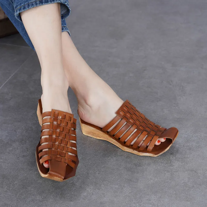 Женские кожаные тапочки черная обувь в стиле ретро летние домашние на низком