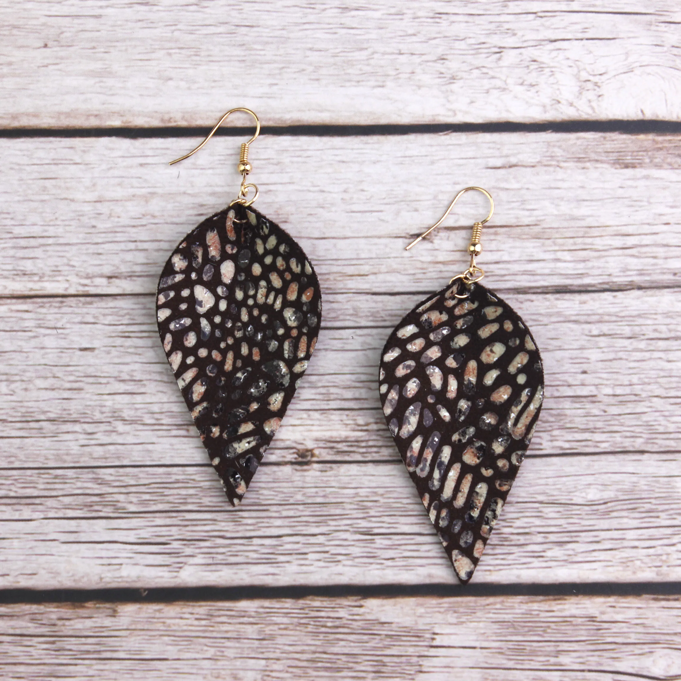 

Leaf Shape Genuine Leather Drop Earrings Trendy Fashion Light Luxury Leather Leaves Dangle Drop Earrings for Woman