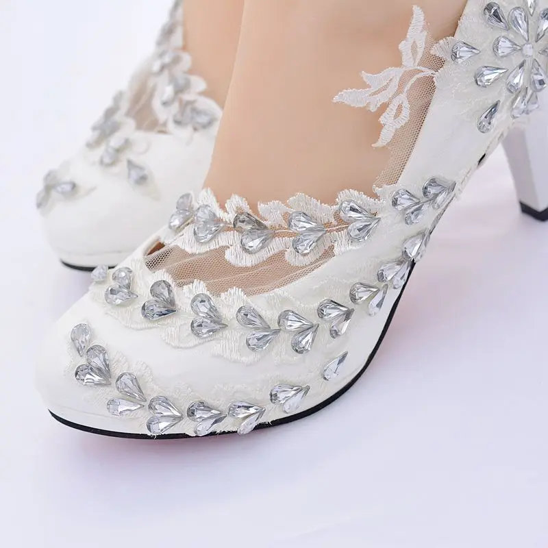 Роскошный с белым кружевом и большим кристалл украшение камнями свадебные туфли