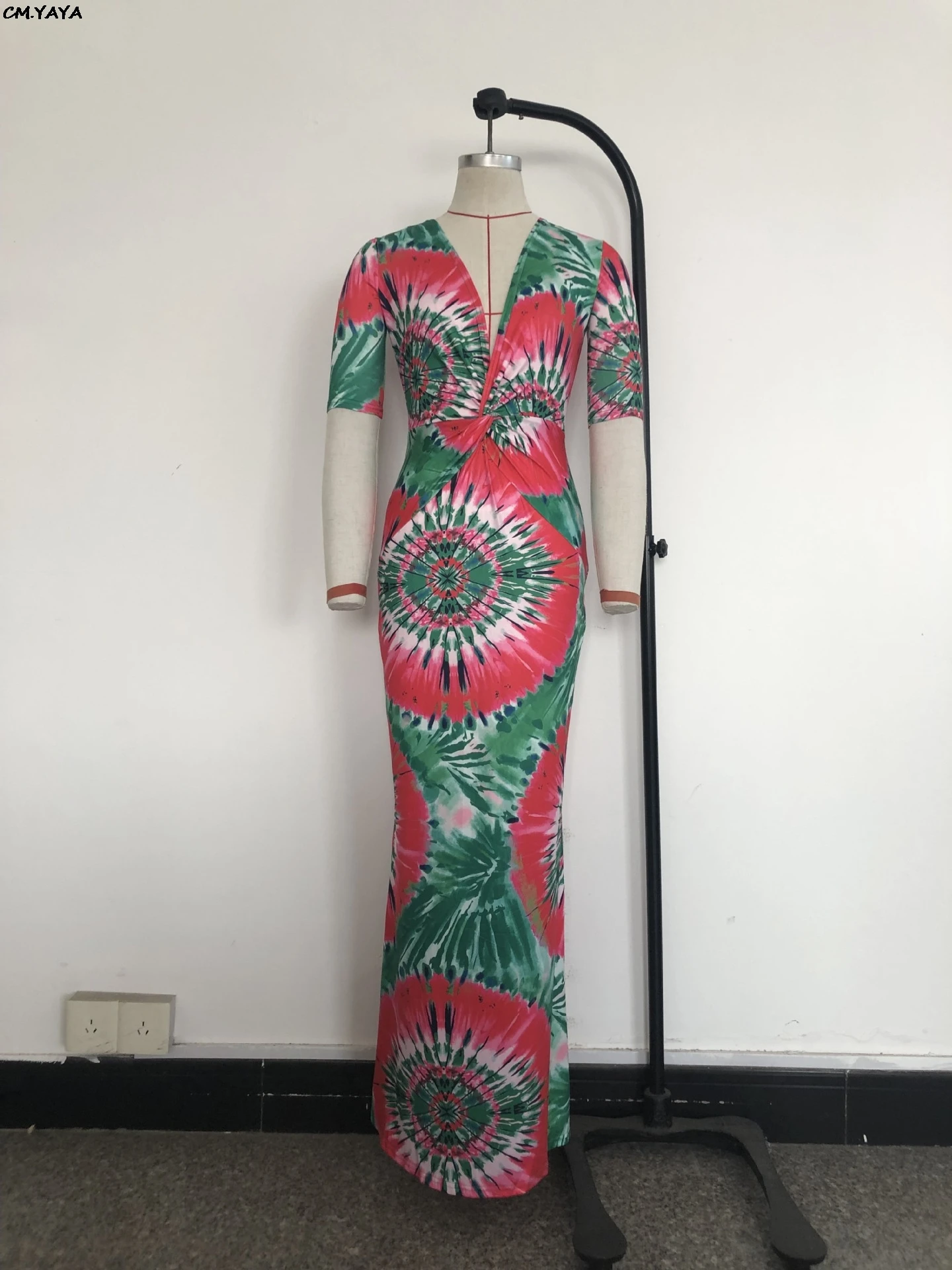 Женское длинное платье макси с глубоким v-образным вырезом и длинным рукавом