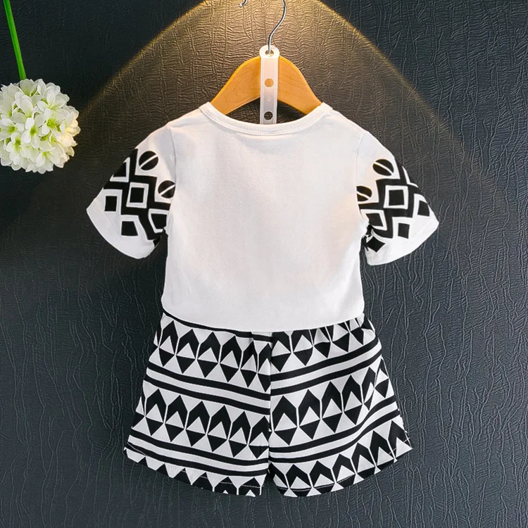 Маленькая девочка горячая 2017 летний новый девушки Мода черный и белый Lingge печати