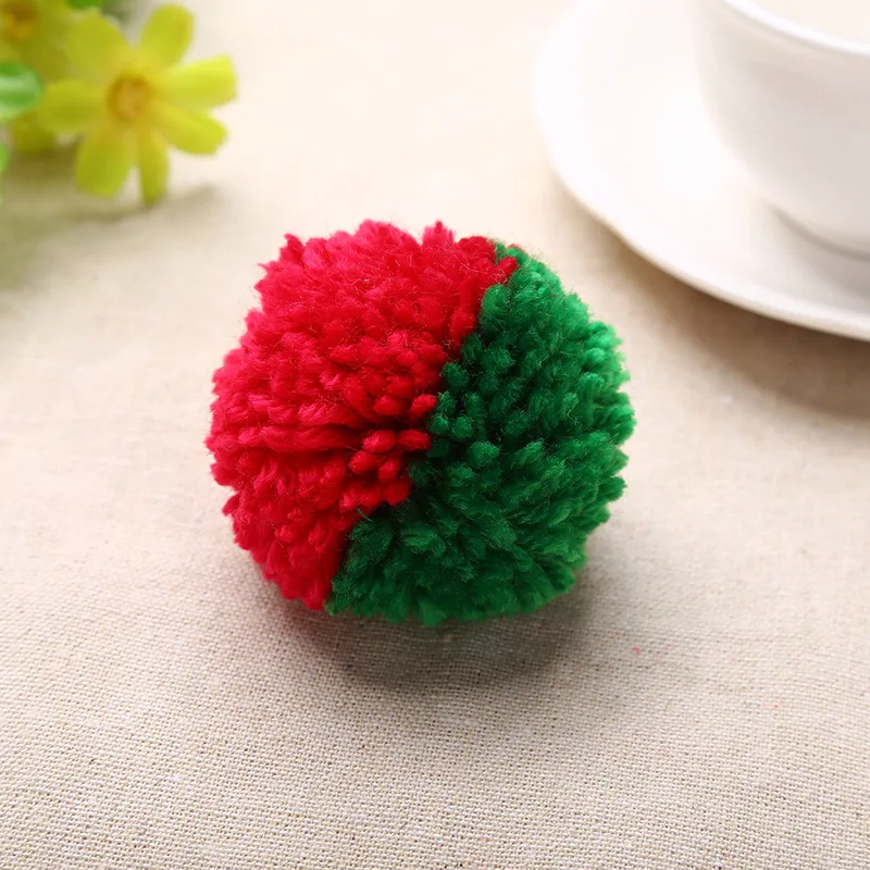 Зеленые и красные помпоны 4 см для Рождественского украшения разноцветные шарики
