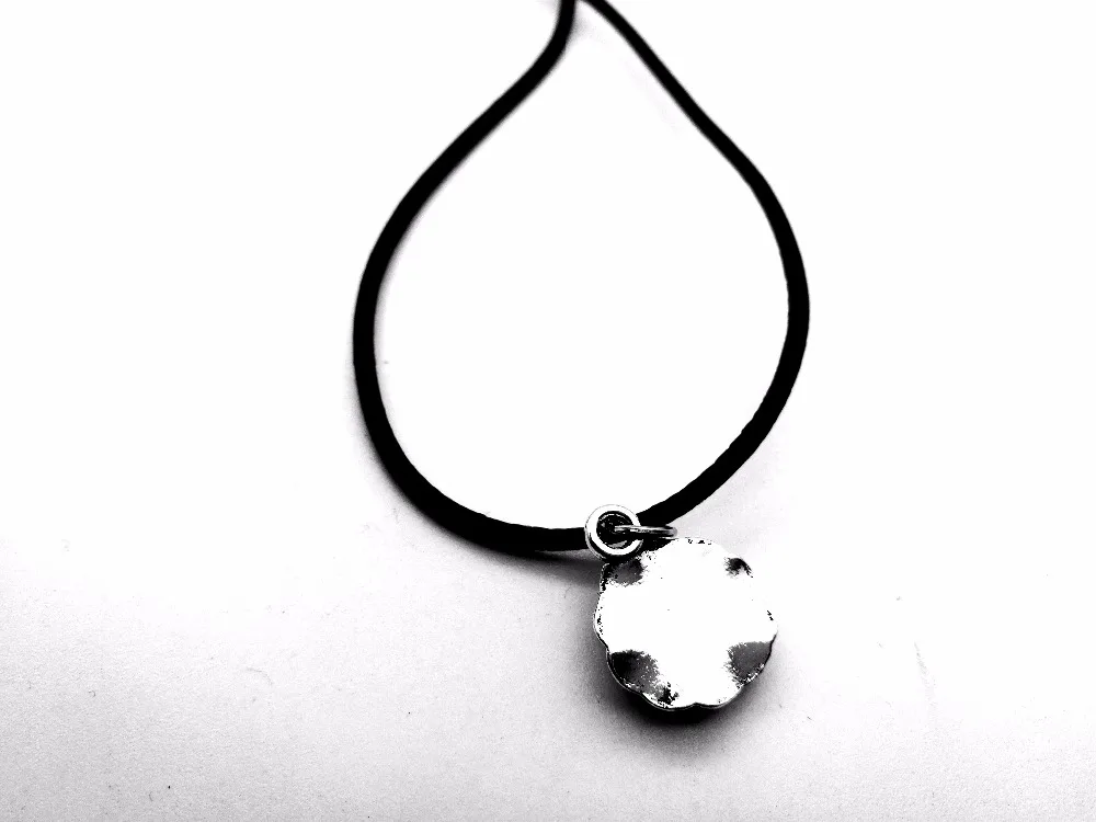 

Simple Black Rose Flower Petals Necklace Pendant Beauty and the Beast Sunflower Leather Rope Necklaces for Party