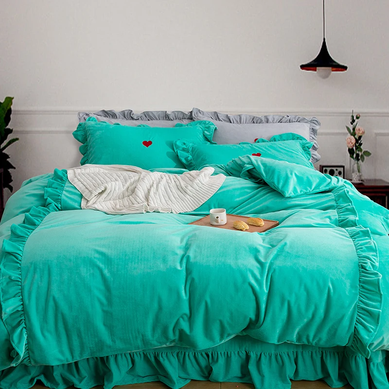 Однотонный бархатный пододеяльник с оборками и вышивкой со стразами простыня