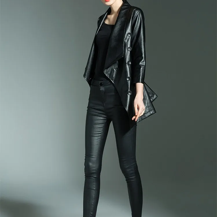 Женская кожаная куртка черная теплая верхняя одежда с длинным рукавом на кнопках