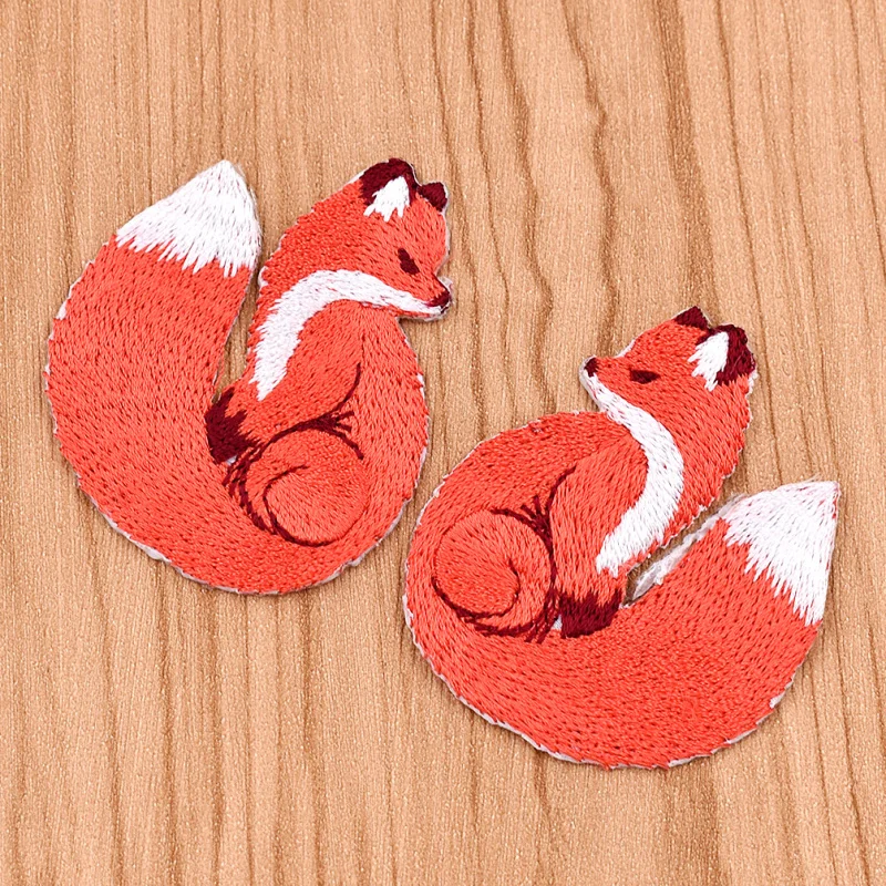Пара милых красных лисичек вышитых утюгом на нашивках с самоклеящимися
