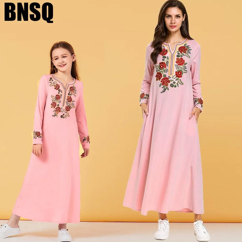 

BNSQ/костюм для родителей и ребенка, платья для больших девочек, розовое платье с вышитым карманом и длинными рукавами в мусульманском стиле, ...