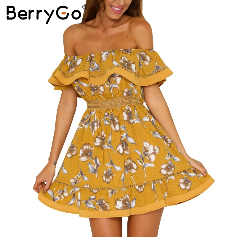 Женское платье с открытыми плечами BerryGo белое пляжное оборками и цветочным