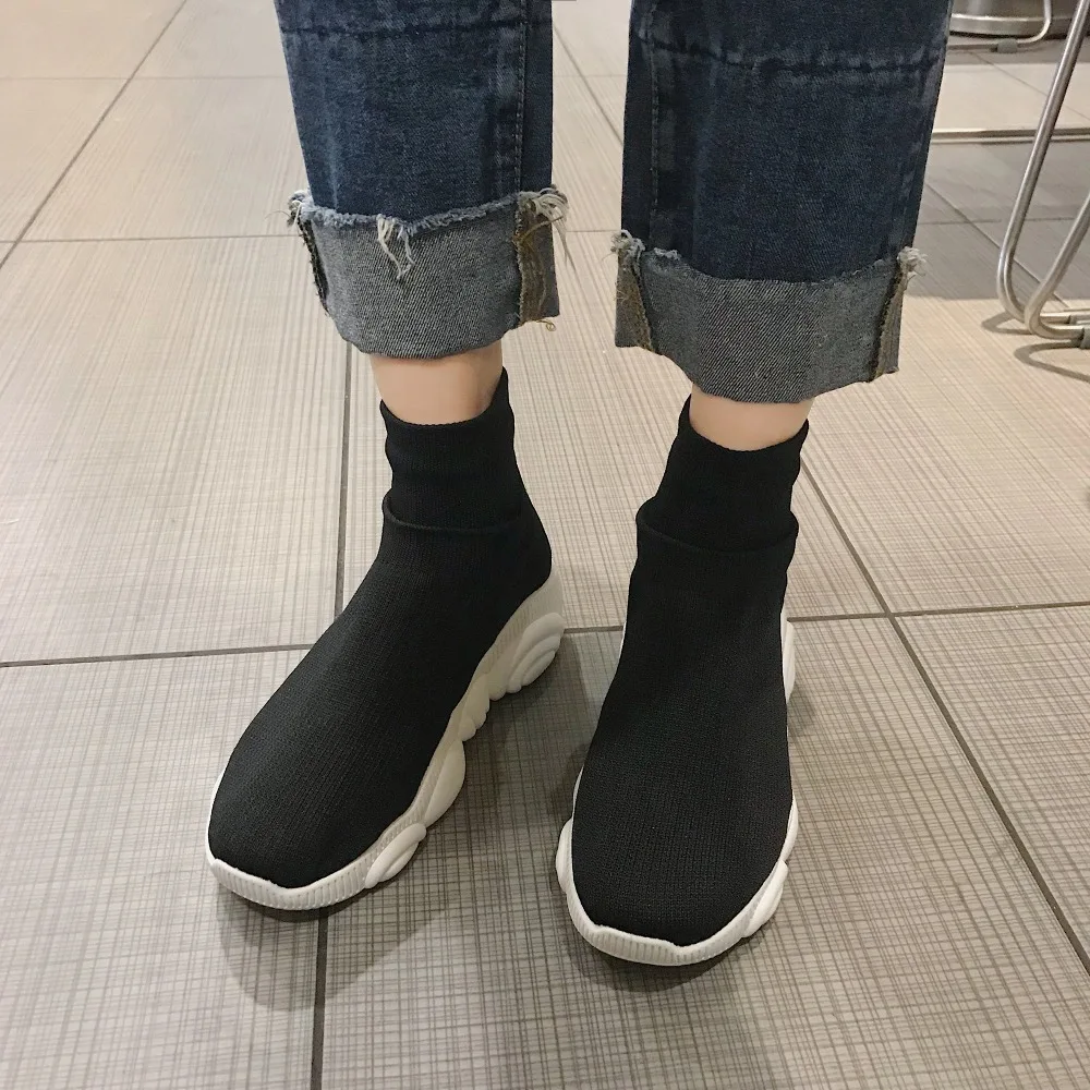 Женские кроссовки с мягкой подошвой белые на толстой подошве повседневные