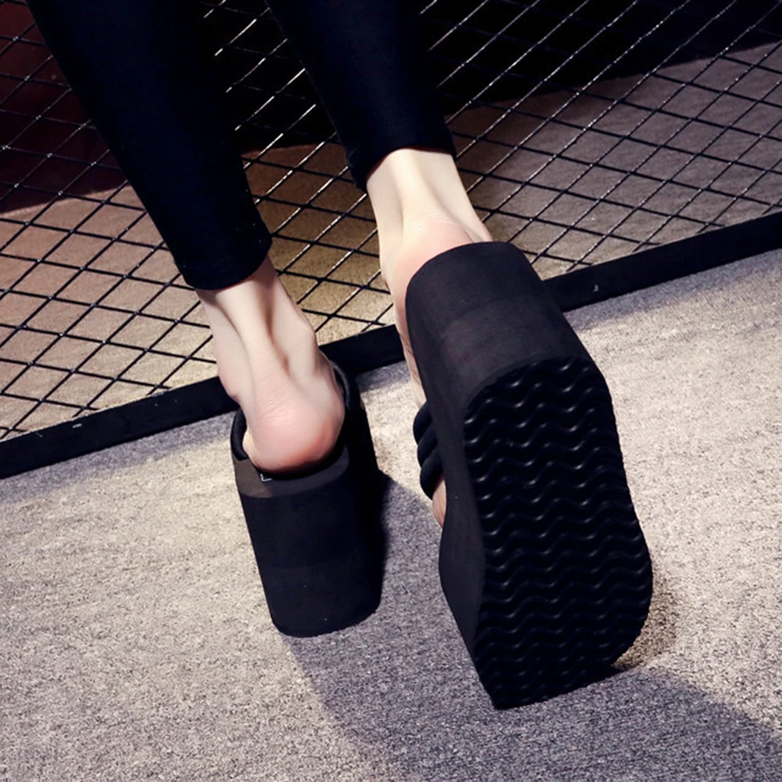 Женские шлепанцы на танкетке пляжные толстом высоком каблуке сланцы летняя