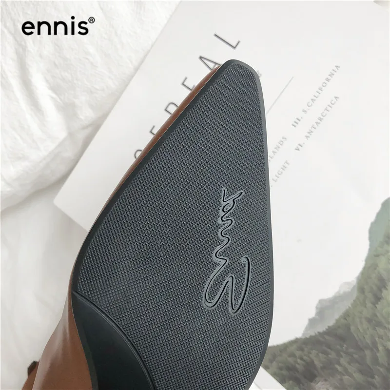 ENNIS/ г. женские ботильоны с острым носком Модные женские ботинки на высоком каблуке из мягкого шелка Осенняя обувь на молнии черного и коричневого цвета ботинки A9114