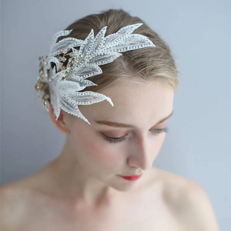 Женская тиара ручной работы SLBRIDAL свадебная с кружевным цветком и стразами