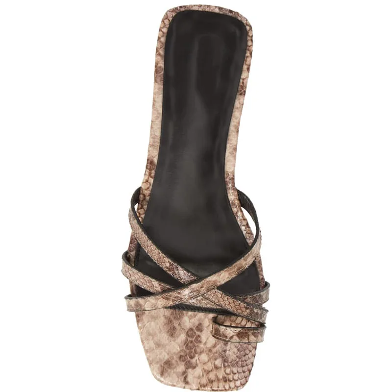 Белые женские шлепанцы на плоской подошве с принтом змеиной кожи узким ремешком и открытым низким носком