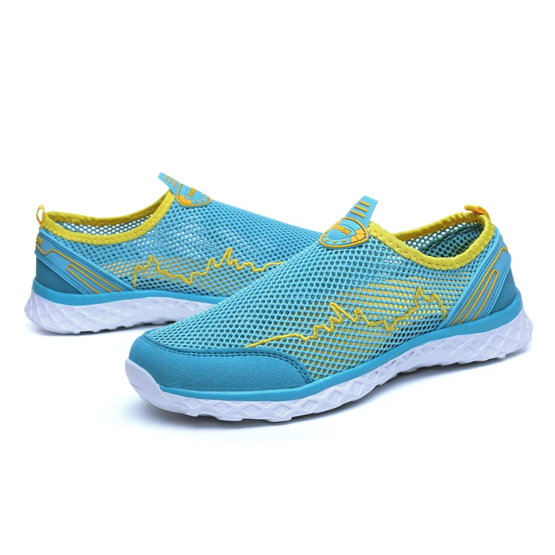 light blue Удобная летняя Уличная обувь для мужчин и женщин, легкая дышащая сетка, Пляжная быстросохнущая водонепроницаемая обувь - Цвет: light blue
