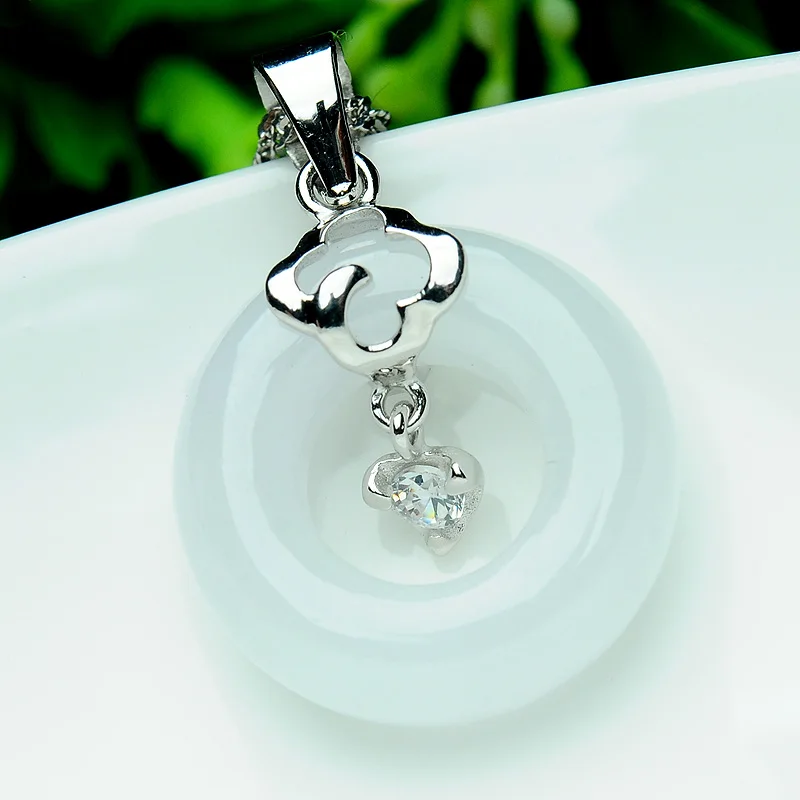 Натуральный карго-ледяной нефрит с серебряной платиновой петлей безопасности-пряжкой подлинным подлинным нефритом.