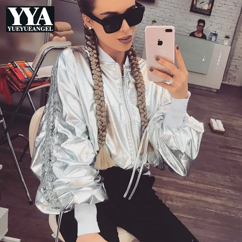 Женская демисезонная куртка серебристая короткая из искусственной кожи модная