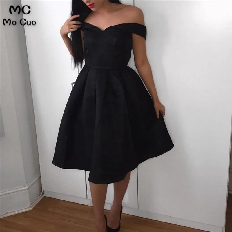 Женское платье с коротким рукавом черное сатиновое коктейльное и треугольным