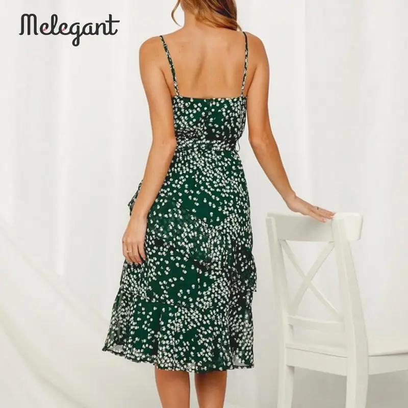 Женское пляжное платье на тонких бретелях mэлегантного кроя с оборками летнее