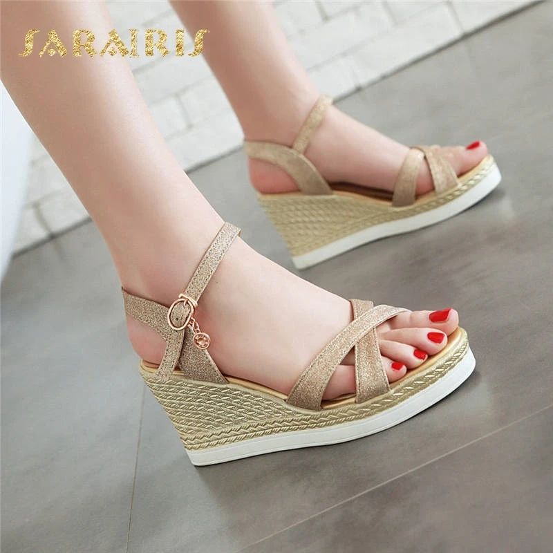 SaraIris/Популярные летние туфли на высоком каблуке-танкетке с открытым носком и ремешком на щиколотке с пряжкой женские босоножки Цвет черный, красный, золотой, серебряный